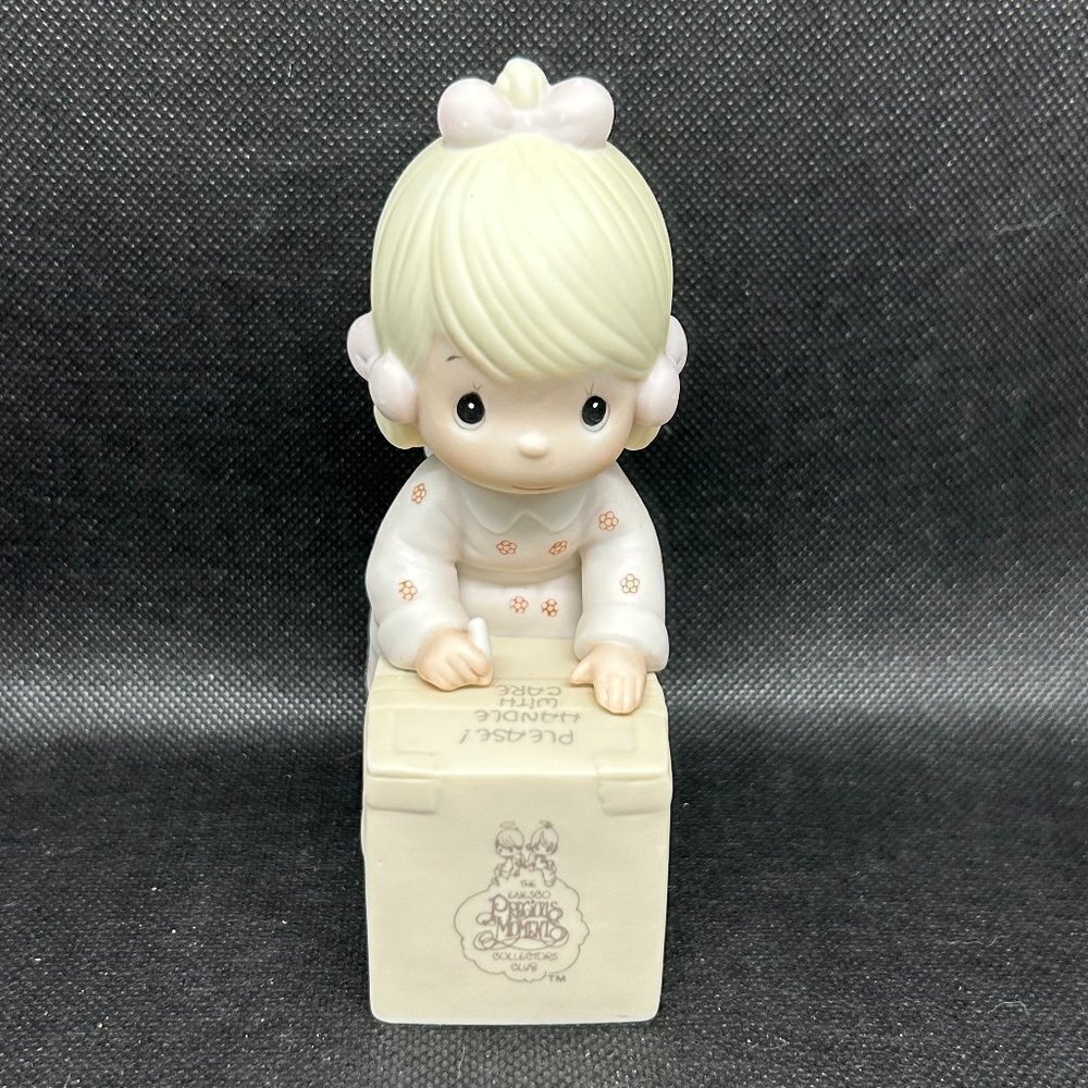 Precious Moments "Sharing is universal" 1987 Collector's Club figurine